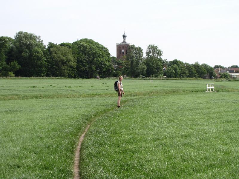 de tillefonne_workum.jpg - Vanaf de dijk leidt een heel smal paadje richting Workum.